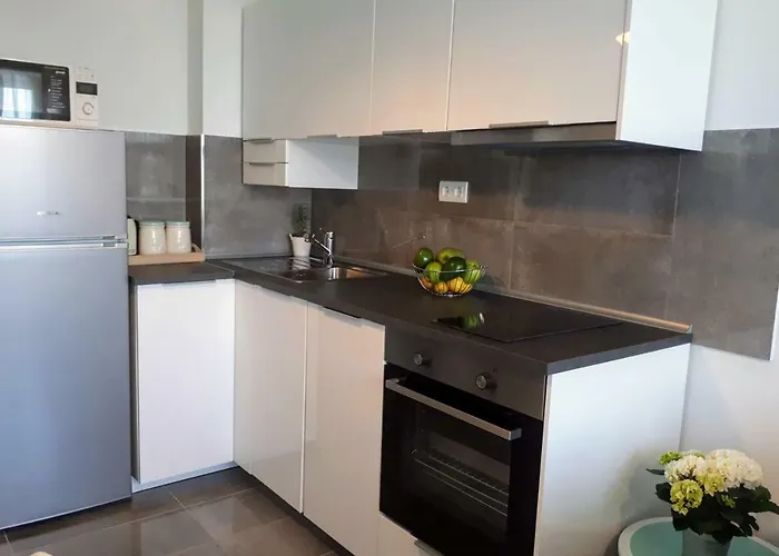 Eni With Garage Parking شقة *